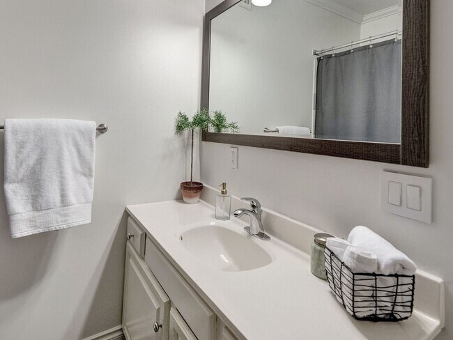 Building Photo - Chic Urban Oasis in Hillsdale