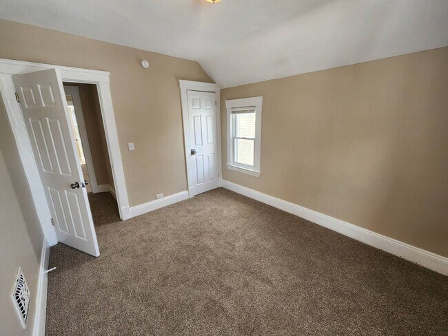 Building Photo - Charming 4-Bedroom Property in Prime Location