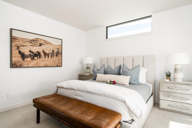 Building Photo - 10 Tree Line Ln