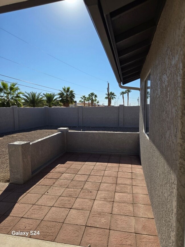 Building Photo - 3 Bedroom, 2 Bath, 2 Car Garage