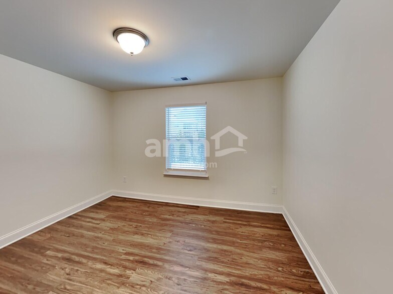 Building Photo - 898 Carnaby Ln
