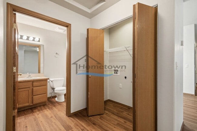 Building Photo - Two-Bed, Two-Bath Duplex with Garage in Co...