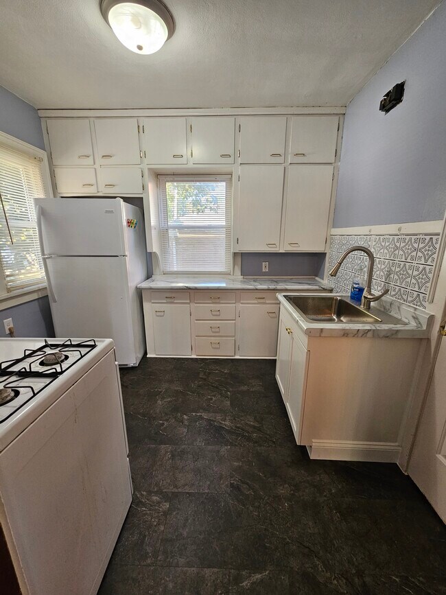 Kitchen - 709 Camlin Ave