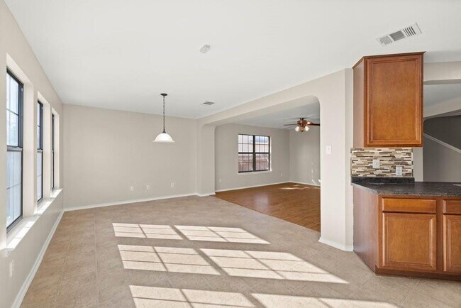 Building Photo - 204 Lauren Loop