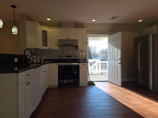 Building Photo - 3 Pearl St