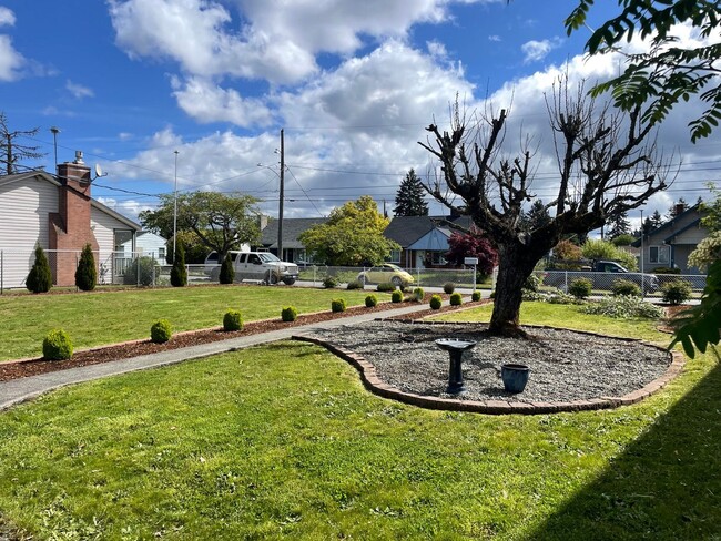 Building Photo - Adorable, Fresh South Tacoma Cottage w Det...