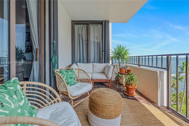 Building Photo - 520 Brickell Key Dr