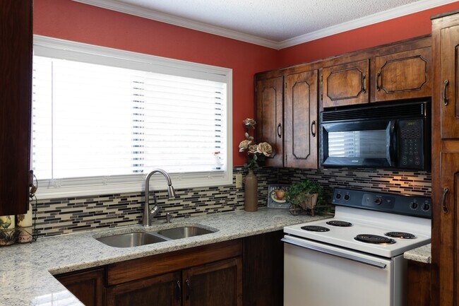 Building Photo - Charming 3 bedroom 2 bath home available soon!!