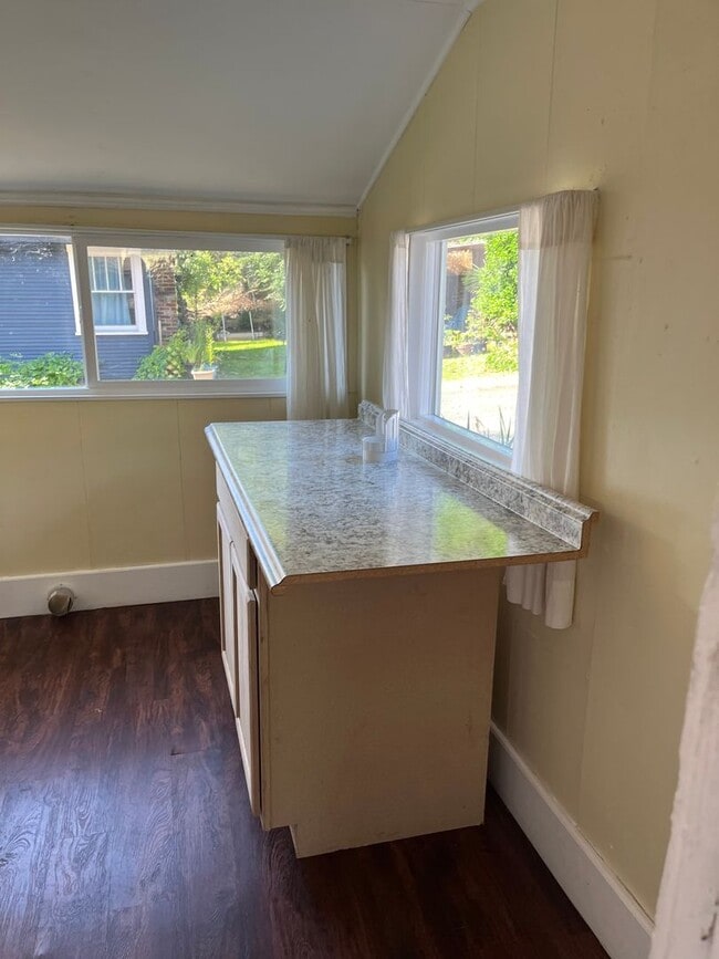 Building Photo - Cute and clean 2 Bedroom 1 Bathroom home in the heart of Roseburg.