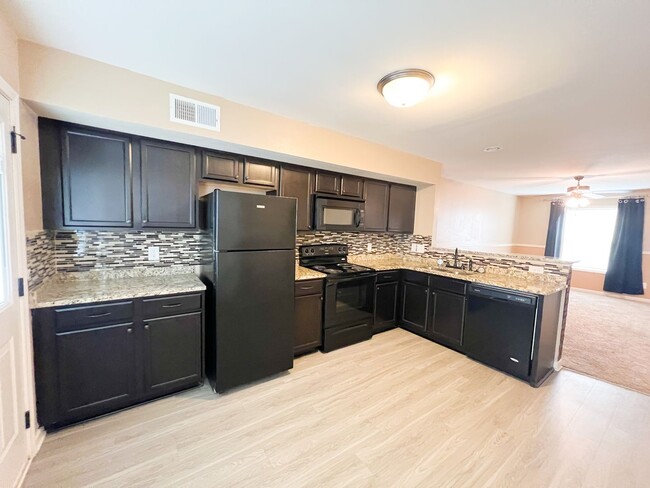 Building Photo - 2 Bedroom 1.5 Bathroom Townhome!!!