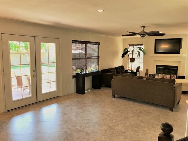 Building Photo - Beautiful 4Bd x 2.5Bath w/ HUGE Backyard &...
