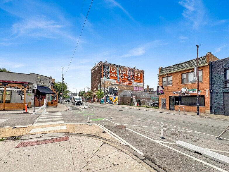 Building Photo - 3040 W Medill Ave