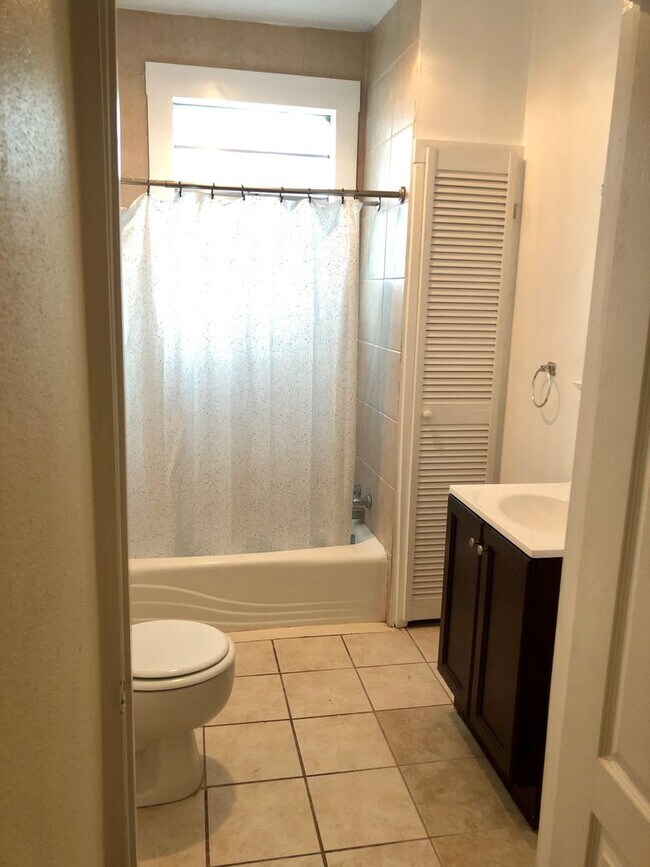 Building Photo - 2BD/1BA in the heart of Uptown