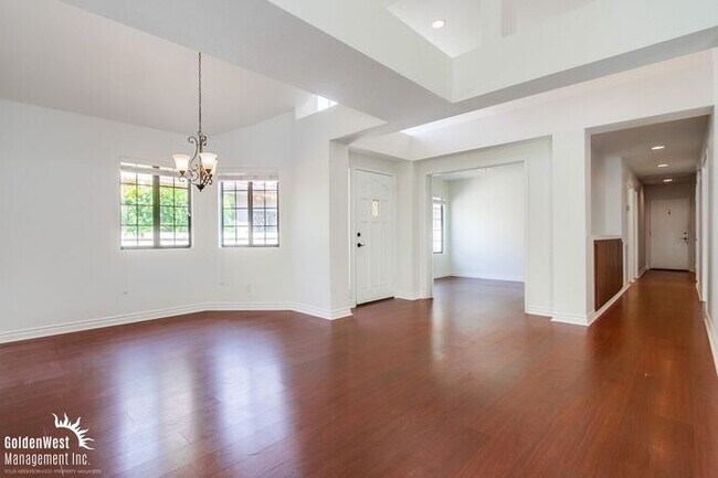 Building Photo - Elegant & Bright 2Bdm 2Ba + Den Home in Vi...