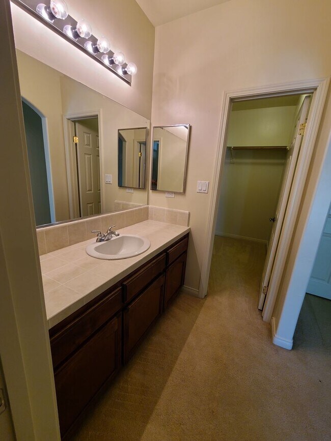 Building Photo - 4/2 bathroom located close to schools, sho...