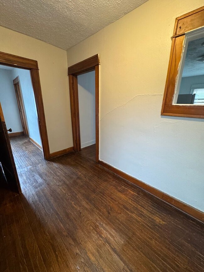 Building Photo - One bedroom apartment available south of downtown! Avail August 2026!