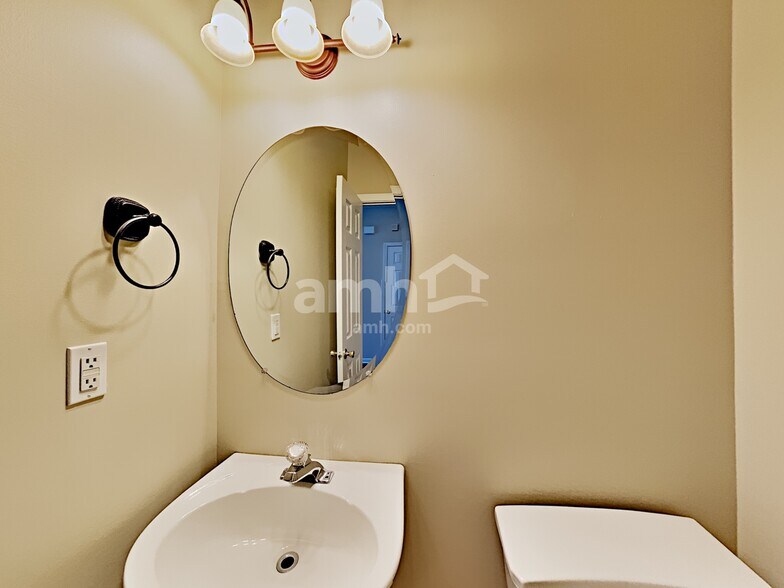 Building Photo - 3305 Maple Terrace Dr