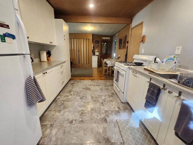 Building Photo - SKI LEASE: Close to Bus Line, Full Kitchen...