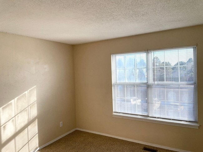 Building Photo - 2 BEDROOM TOWNHOME IN A PRIME LOCATION!!