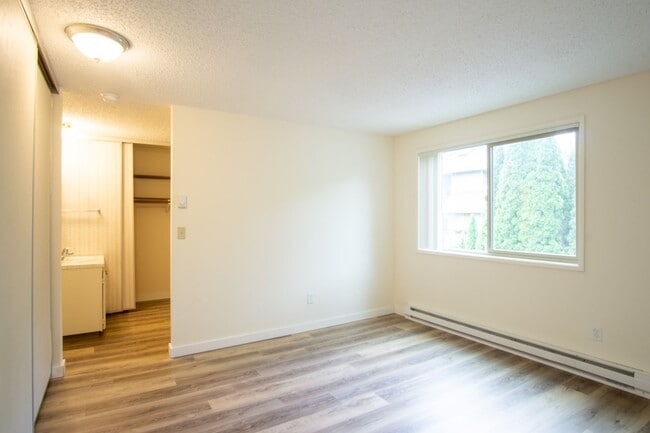 Building Photo - GREAT SAVINGS! Spacious Top Flr 2Bdr Flat, W/D Hk-Up, D/W, Tons of Storage, Balcony!