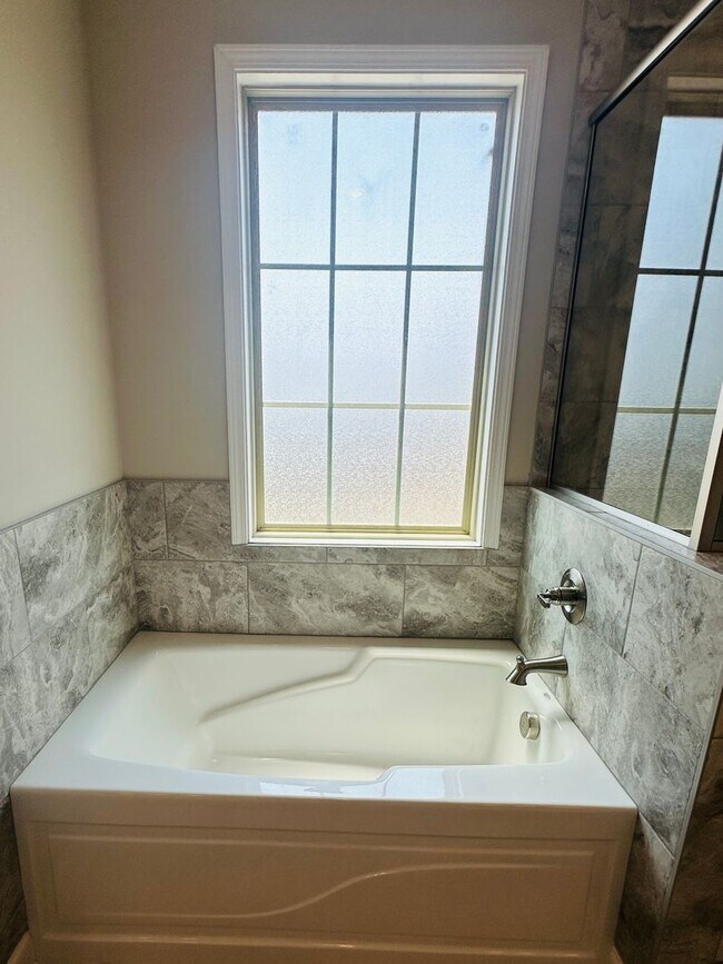 Building Photo - Incredible views 4 bed / 2.5 bath, master on main