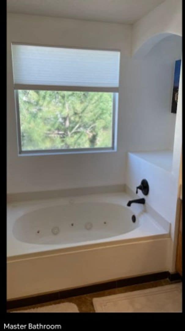 Building Photo - 6 Bedroom, 3 Bathroom Home located in NW a...