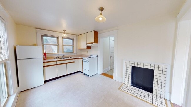 Building Photo - SPACIOUS Single Family House AVAILABLE Fal...