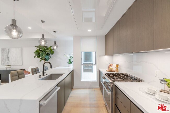 Building Photo - 855 N Detroit St