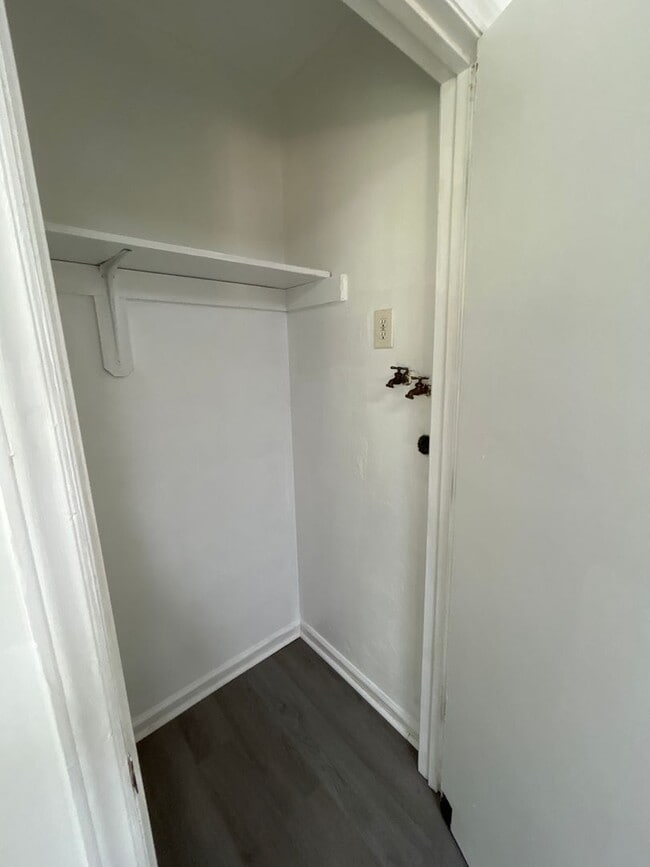 Building Photo - North West 2 bed 1 bath