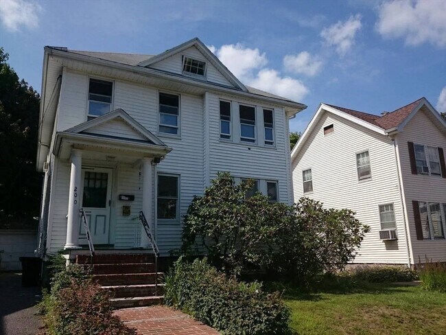 Building Photo - 200 Maple St