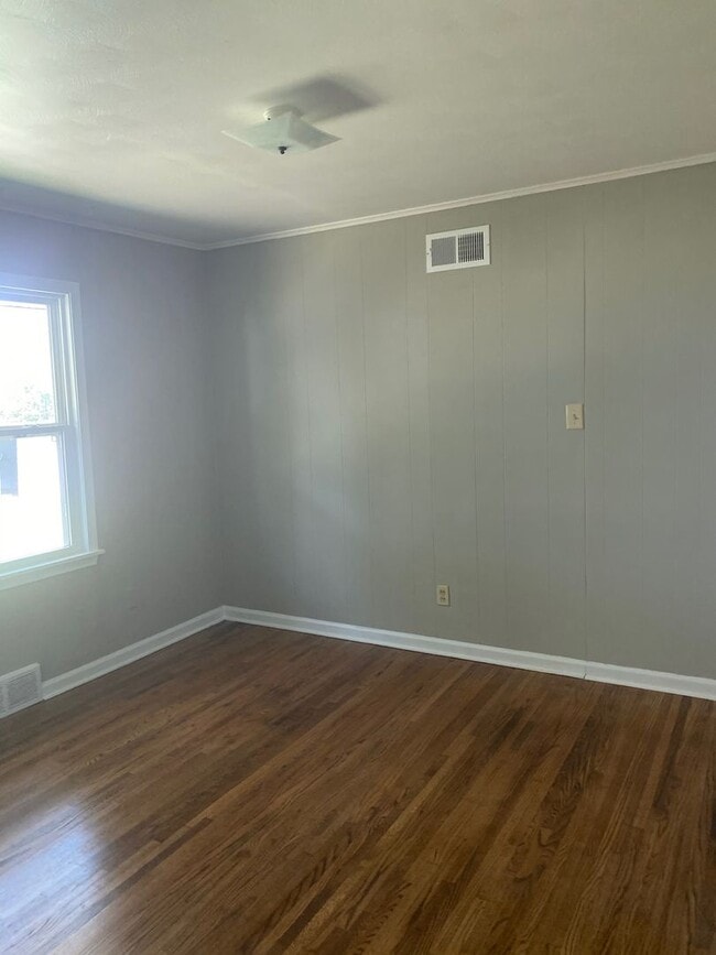 Building Photo - 4 Bedroom 1.5 Bath