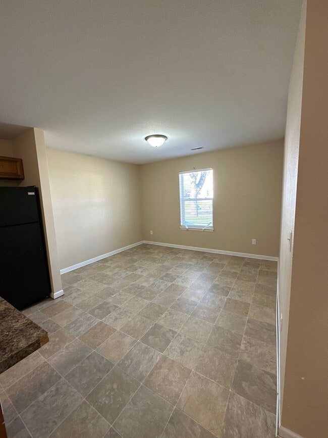 Building Photo - 3 Bedroom House!