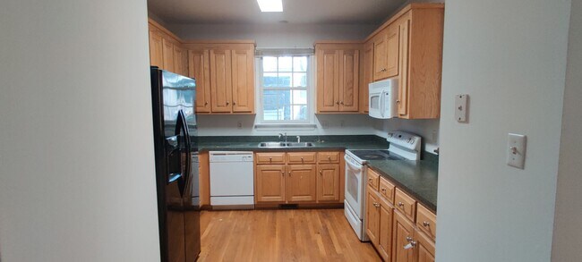 Building Photo - 3 bedroom home with covered porch and rear...