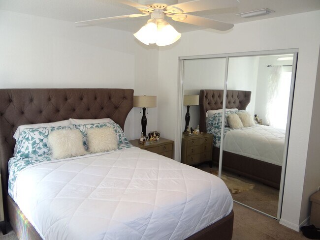 Building Photo - 2 bed 2.5 bath home only 1.5 miles to the ...