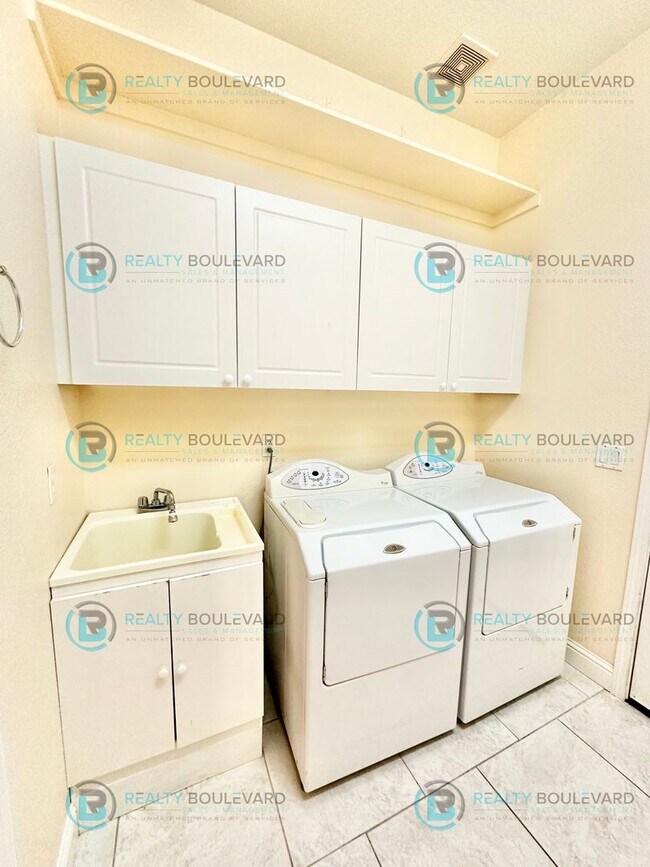 Building Photo - Beautiful 3 Bedroom, 2Bath, 3 Car Garage home in South Reno With Large Back Yard and Hot Tub!