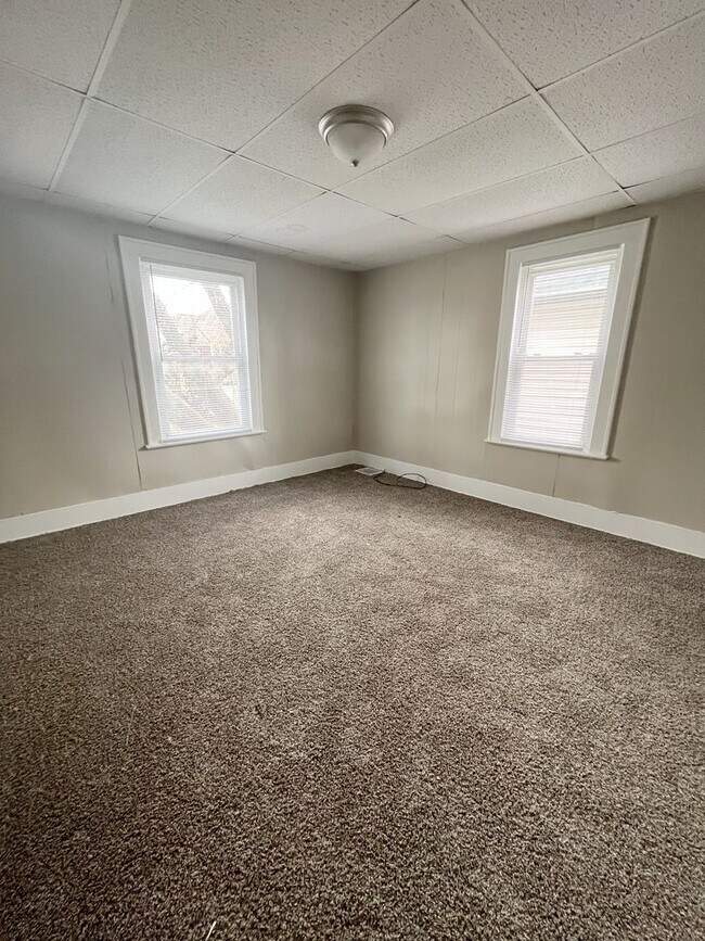Building Photo - Stunning 3 bedroom, 2 bathroom two story h...