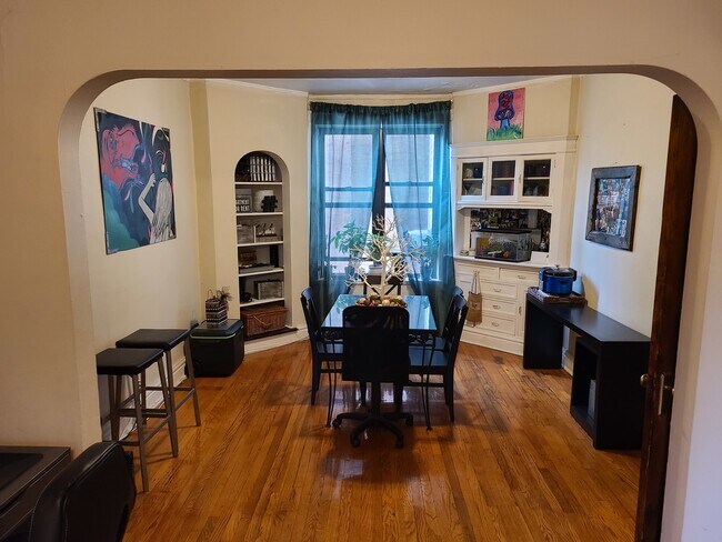 Building Photo - 2204 W Berteau Ave