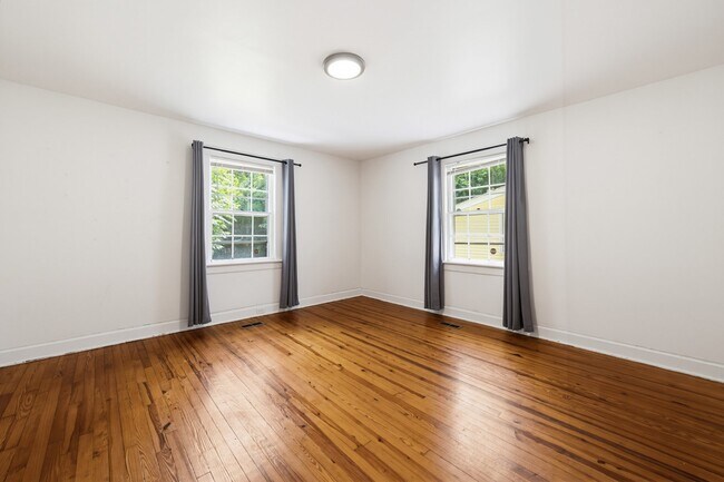 Building Photo - 910 Iredell St