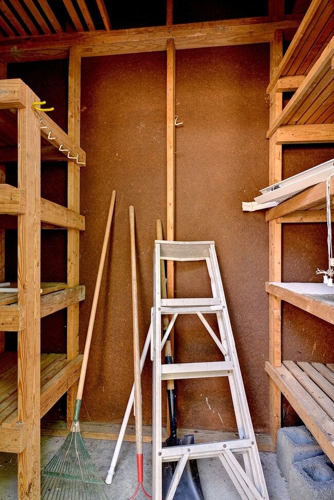 Building Photo - Spacious End-Unit Townhome