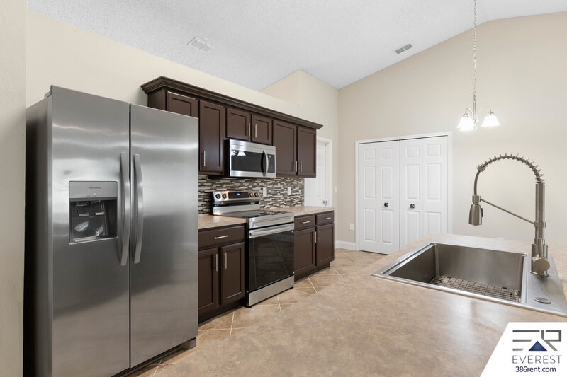 Building Photo - 242 Boulder Rock Dr