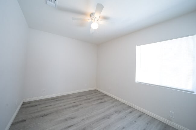 Building Photo - 120 E Shady Grove Dr