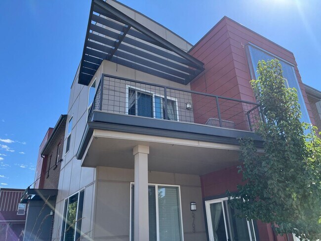Building Photo - Spacious 3 Bed / 2.5 Bath Home with Dual Balconies