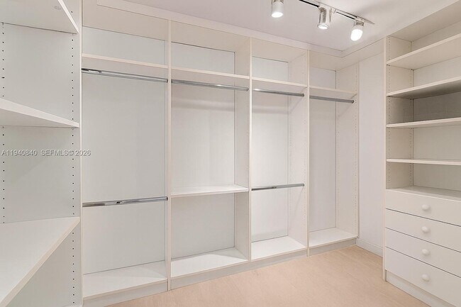 Building Photo - 600 NE 36th St