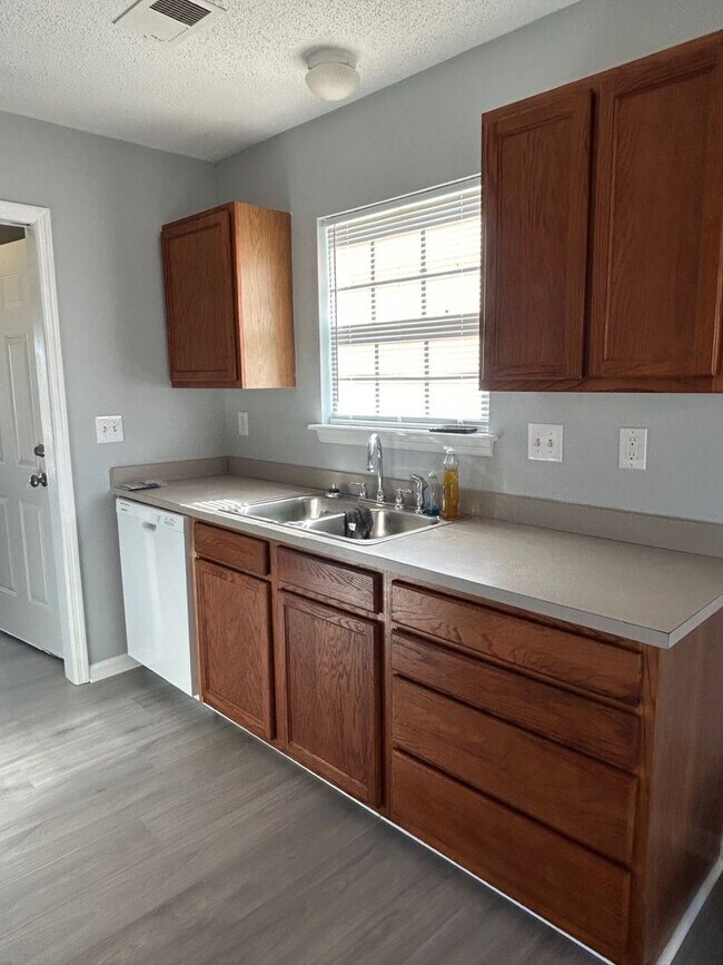 Building Photo - Charming 3BR /2BA  Home with many upgrades...