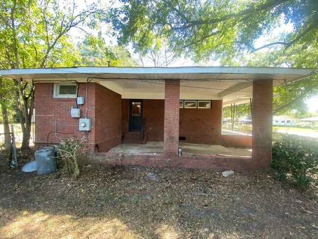 Building Photo - **ON HOLD**3 Bedroom / 1 Bathroom Home in ...