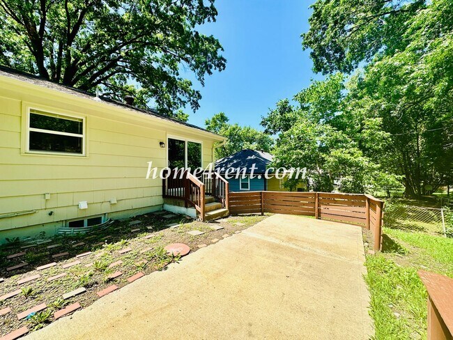 Building Photo - Updated Raytown Ranch w/ Wood Floors, SS Appliances, Finished Basement and a Fenced Yard!