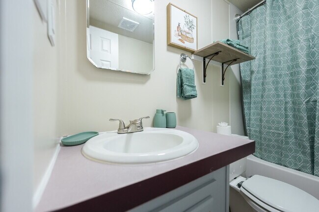 Building Photo - Modern Furnished 2 Bed/2 Bath Home • Laundry • Internet Included