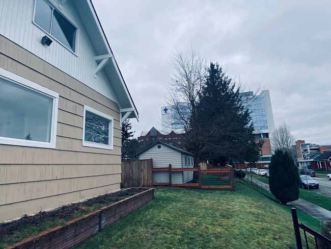 Building Photo - Updated 1910 Craftsman home in North Everett