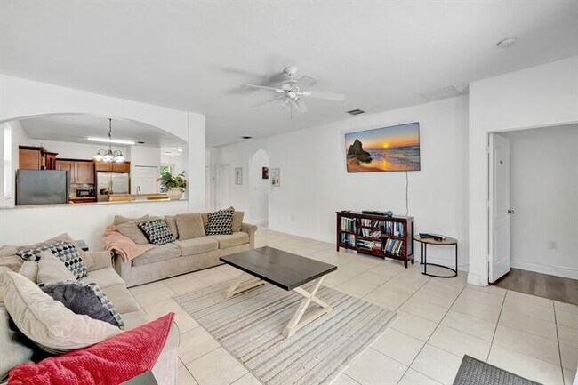 Building Photo - 1816 SW 21st St