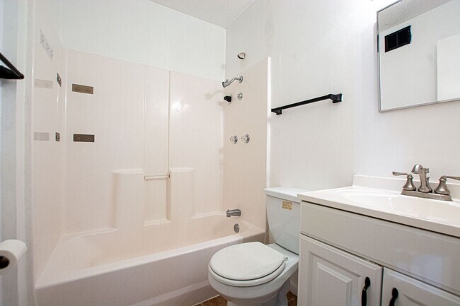 Building Photo - 2 Bedroom / 1.5 Bath Home in Carter Lake!